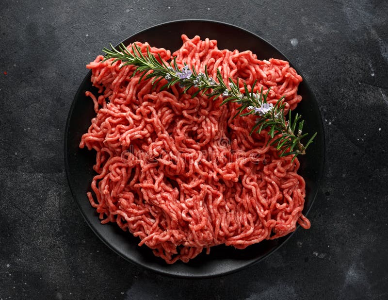 Свежие сырцовые семенят, семенить говядина, земное мясо с травами и специи на черной плите стоковое изображение rf